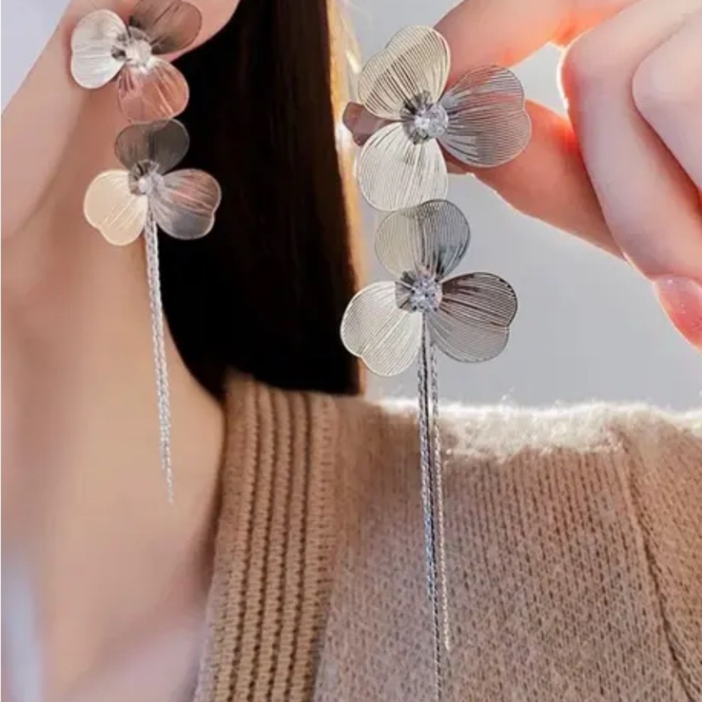 Cascading Silver Tassel & Crystal Rhinestone Dangle Statement Pierced Earrings‎ - Picture 9 of 11